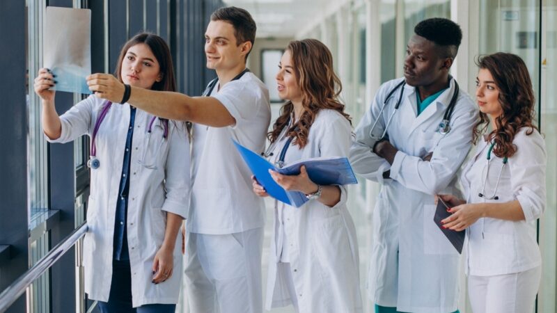 Congresso torna Enamed obrigatório para exercer medicina
