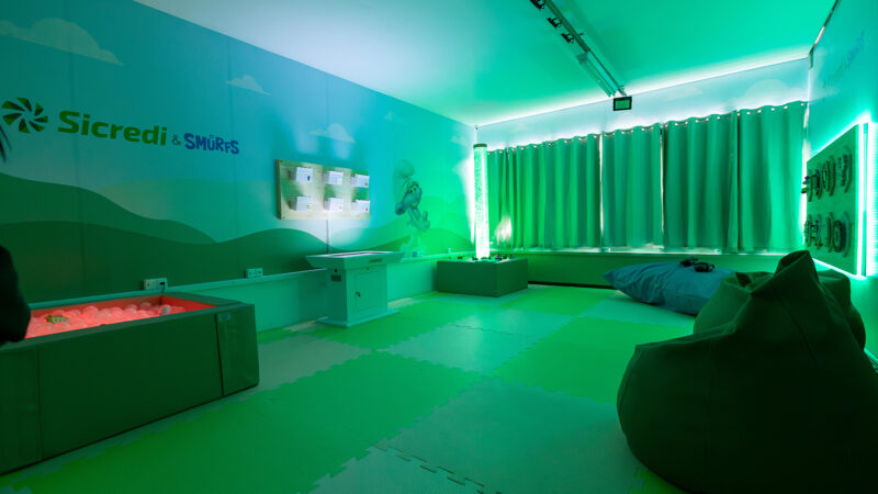 APAE de Pinhais (PR) ganha sala sensorial inspirada nos Smurfs