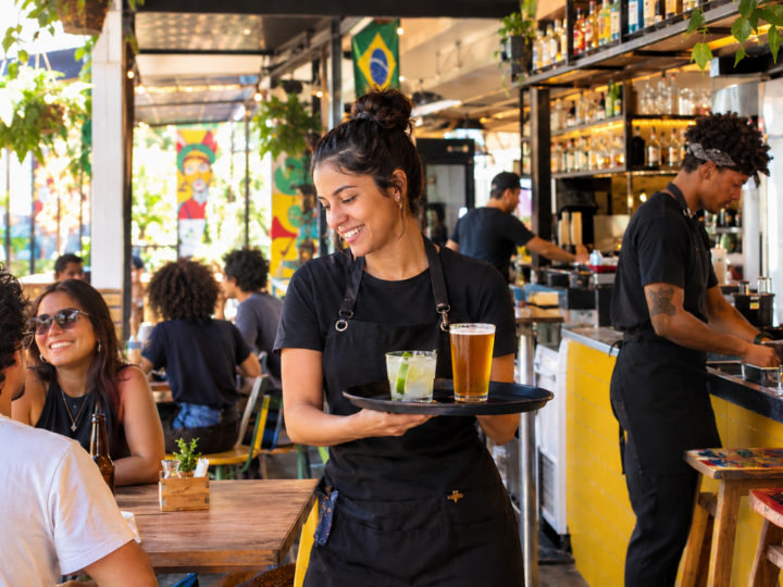 Bares e restaurantes são o 2º setor que mais contrata jovens
