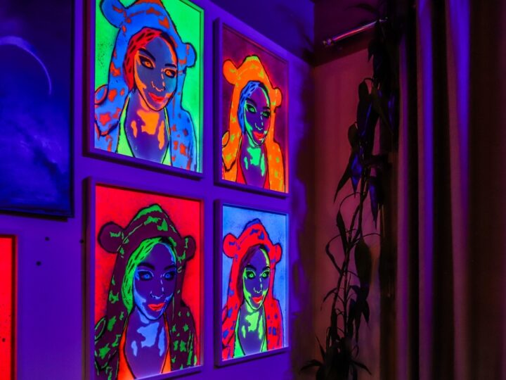 Bia Ferrer apresenta exposição de stencil neon em São Paulo