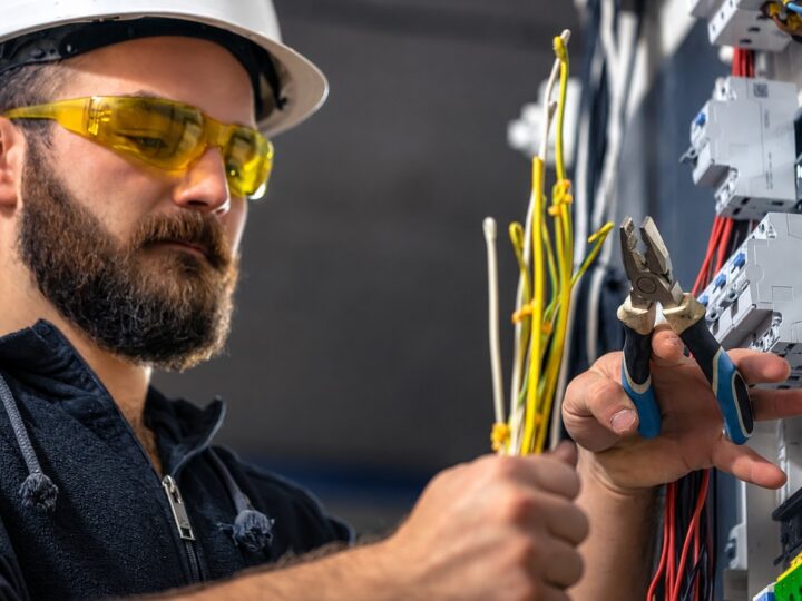 Empresa organiza diversas ações no mês do eletricista