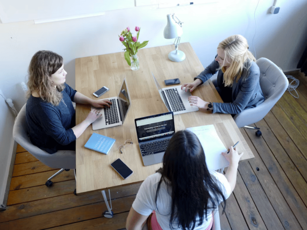 Home office recua e presencial predomina, aponta IBGE