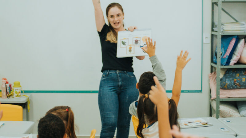 Inclusão escolar: uso de código de cores revoluciona aprendizagem de estudantes com daltonismo no Brasil