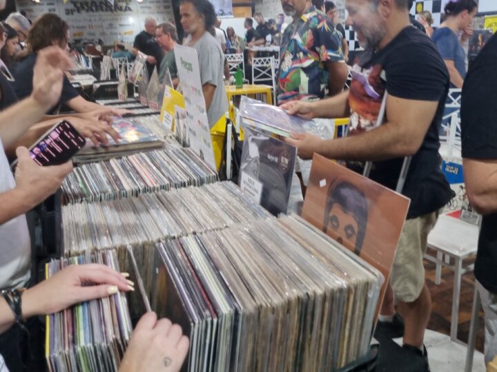 Feira em Curitiba reúne cerca de 5 mil discos, com preços a partir de R$ 10