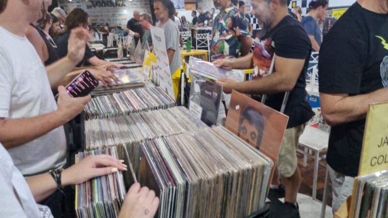 Feira em Curitiba reúne cerca de 5 mil discos, com preços a partir de R$ 10