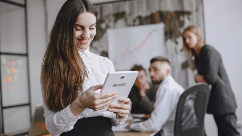 IA avança nas empresas brasileiras, uso em RH ainda é baixo